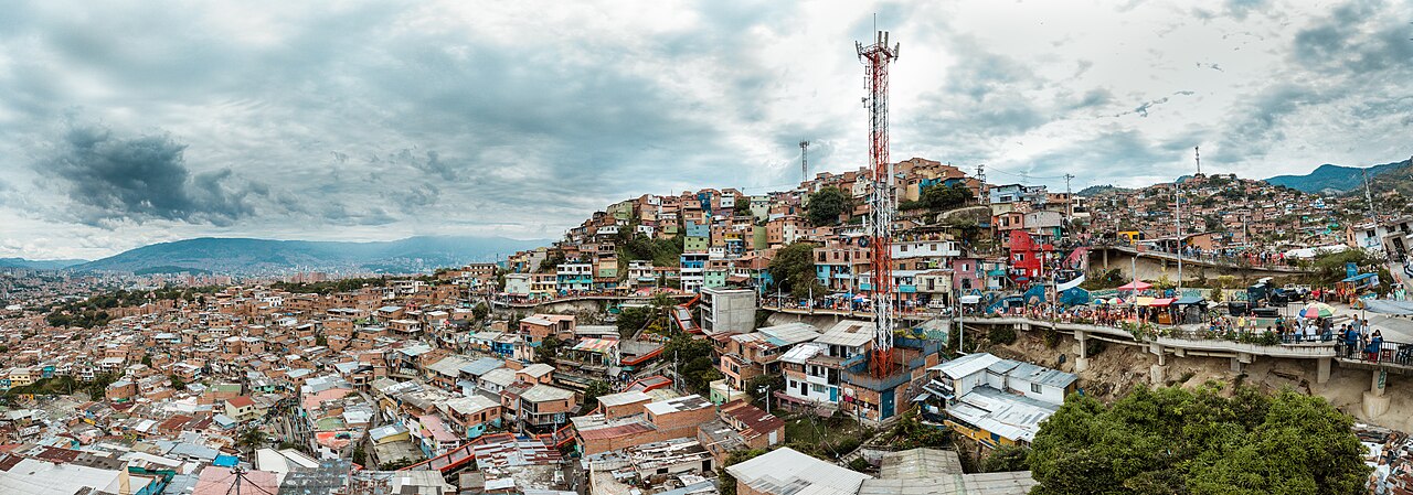 Comuna 13 · Escalators and city views